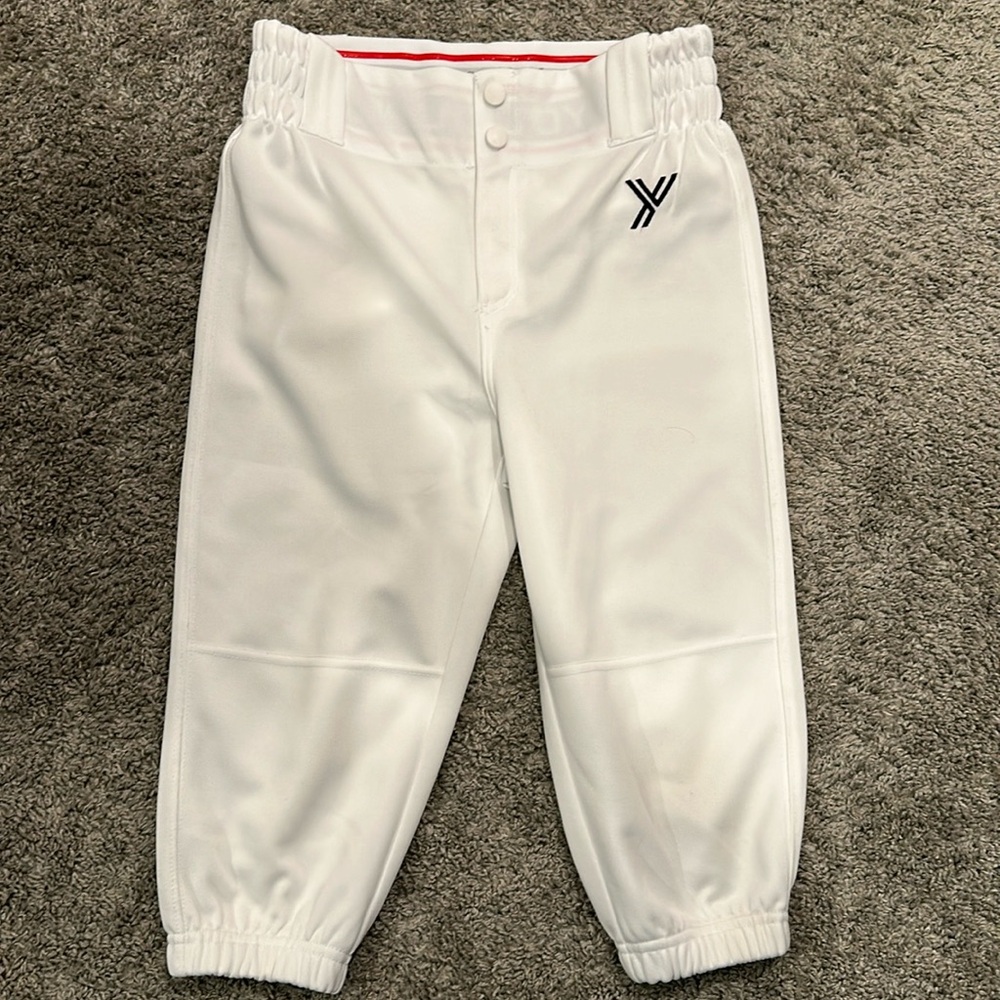 Boys baseball knicker pants. White size medium.
